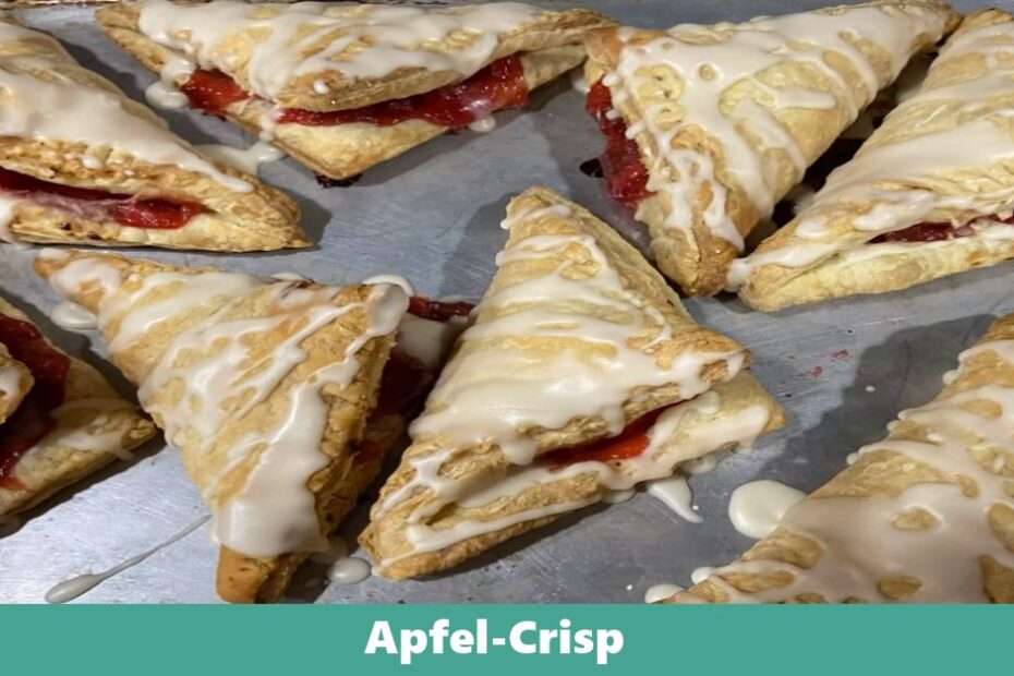 Ein goldbrauner Apfel-Crisp mit knuspriger Haferflocken-Kruste, serviert in einer weißen Auflaufform, umgeben von frischen Äpfeln und einer Zimtstange.