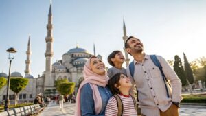 عائلة مسلمة مع أطفالها تستمتع بإجازة آمنة في وجهة سياحية مناسبة للعائلات